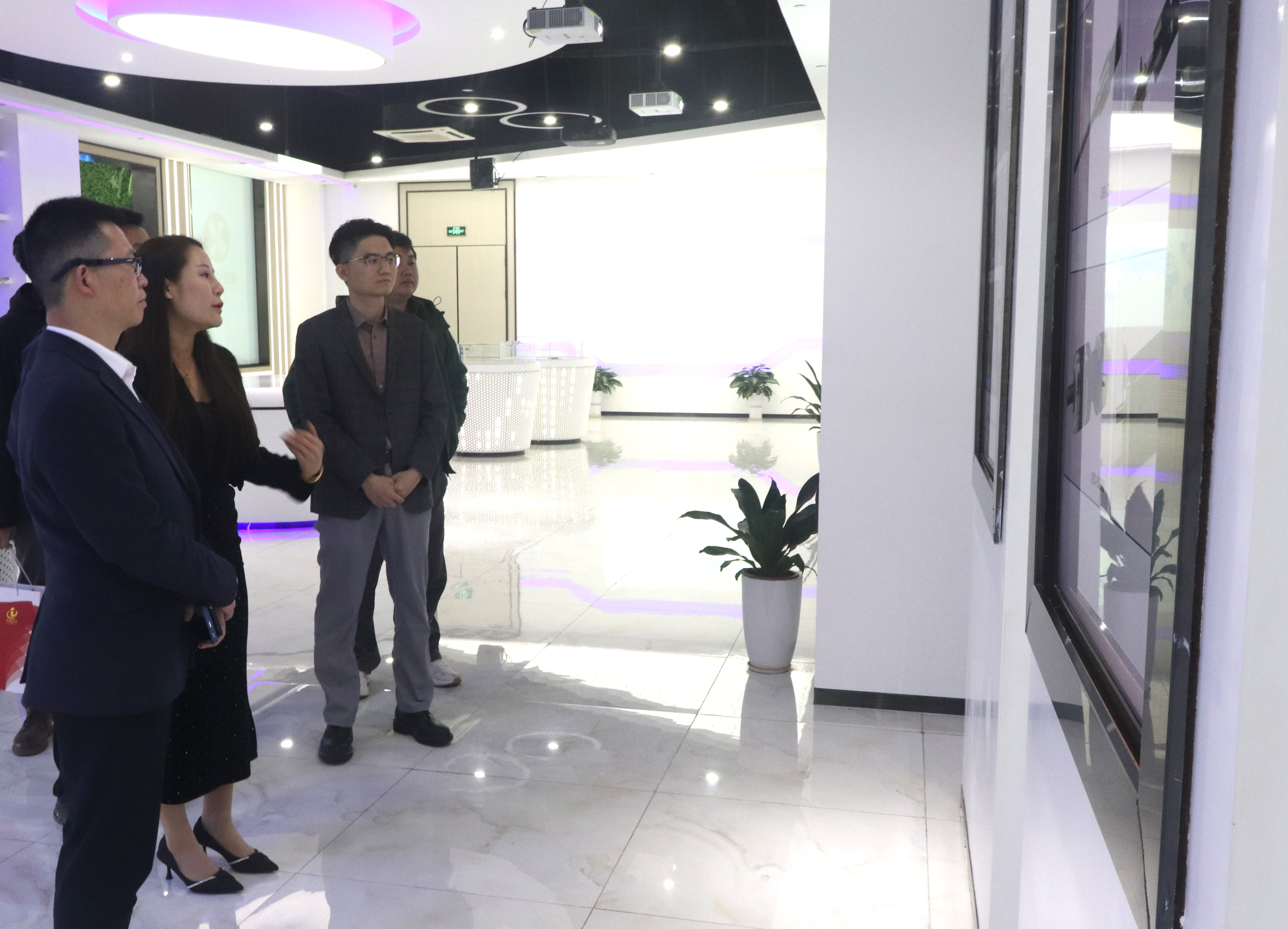 熱烈歡迎龍崗一行蒞臨鑫寶達(dá)參觀、指導(dǎo)工作 熱烈歡迎龍崗一行蒞臨鑫寶達(dá)參觀、指導(dǎo)工作